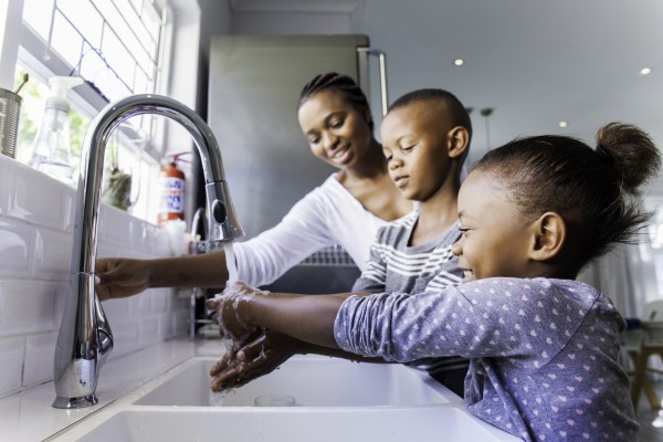family_at_the_sink